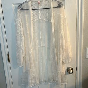 Beautiful Victoria’s Secret lace inlay kimono robe size medium large